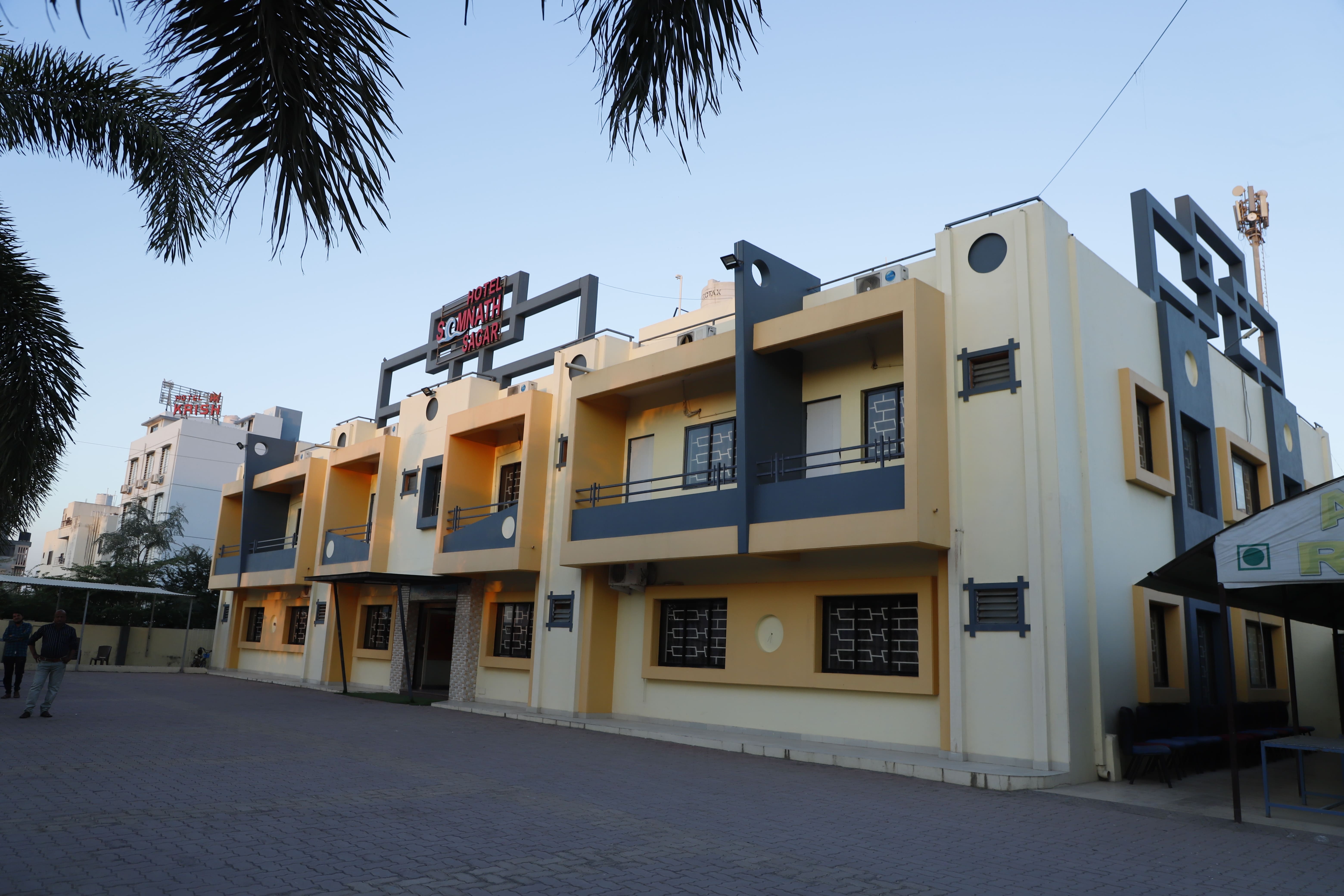 Welcoming front view of Hotel Somnath Sagar, showcasing its inviting entrance and main facade.